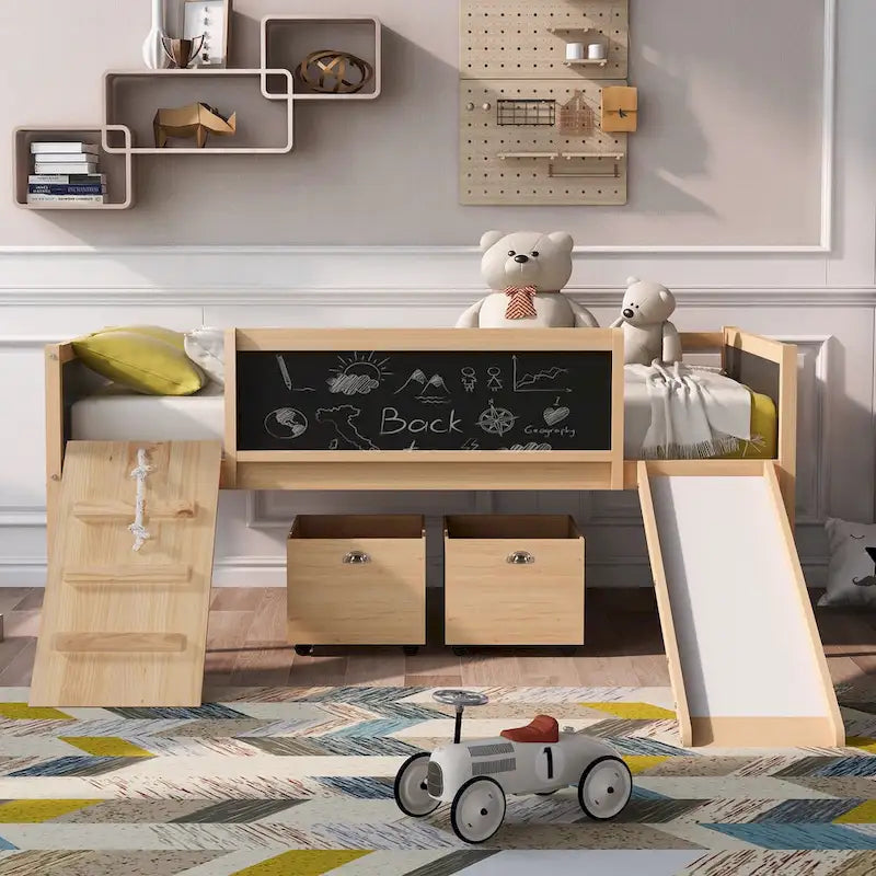 Lit mezzanine double avec trois tableaux noirs, deux boîtes de rangement et un toboggan, parfait pour l'aire de jeux de la chambre des enfants