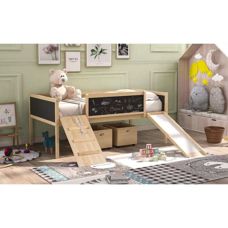 Lit mezzanine double avec trois tableaux noirs, deux boîtes de rangement et un toboggan, parfait pour l'aire de jeux de la chambre des enfants