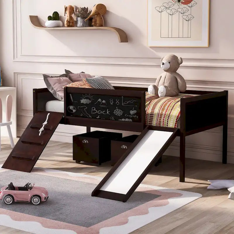 Lit mezzanine double avec trois tableaux noirs, deux boîtes de rangement et un toboggan, parfait pour l'aire de jeux de la chambre des enfants