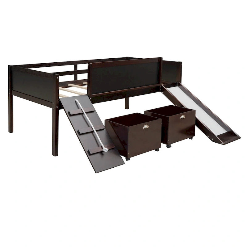 Lit mezzanine double avec trois tableaux noirs, deux boîtes de rangement et un toboggan, parfait pour l'aire de jeux de la chambre des enfants