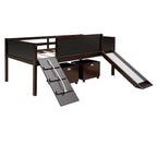 Lit mezzanine double avec trois tableaux noirs, deux boîtes de rangement et un toboggan, parfait pour l'aire de jeux de la chambre des enfants