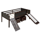 Lit mezzanine double avec trois tableaux noirs, deux boîtes de rangement et un toboggan, parfait pour l'aire de jeux de la chambre des enfants